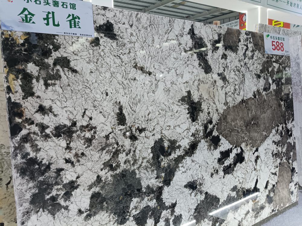 金孔雀奢石玉石
